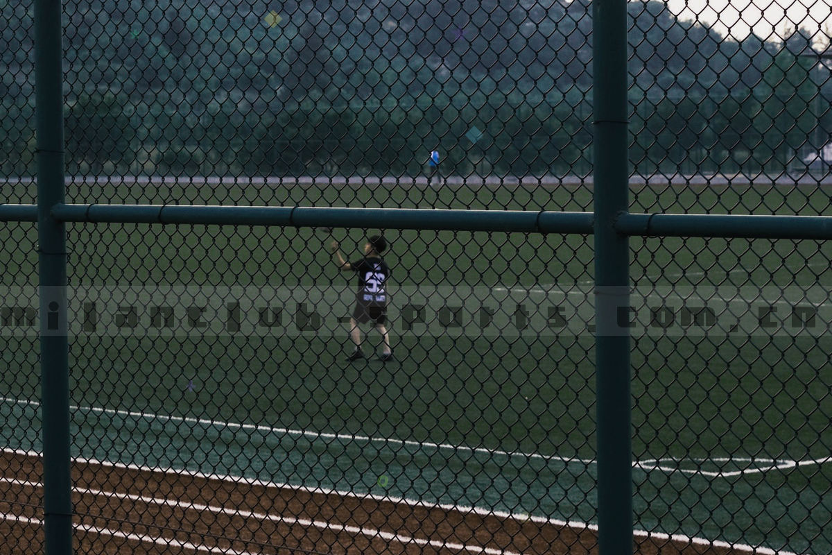 夜间球场边线、角旗与灯柱的俯拍画面，画面中没有人物